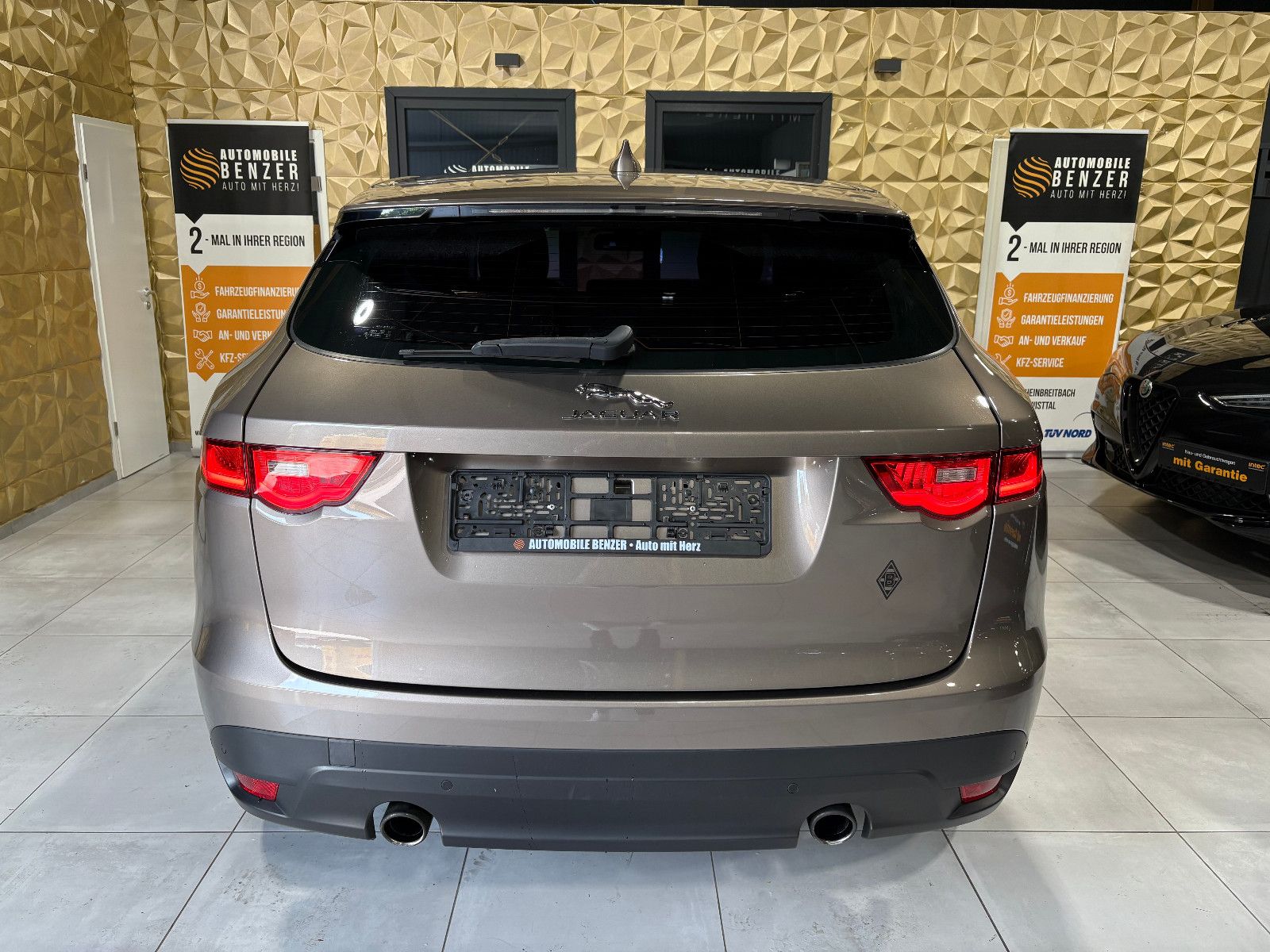 Fahrzeugabbildung Jaguar F-PACE Pure AWD/HEAD-UP/NAVI/PDC/SOUNDSYSTEM