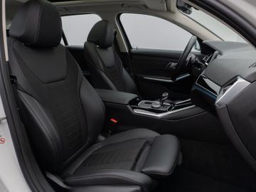 Fahrzeugabbildung BMW 330e xDr Tour Sport Line ACC HUD Pano HiFi Laser