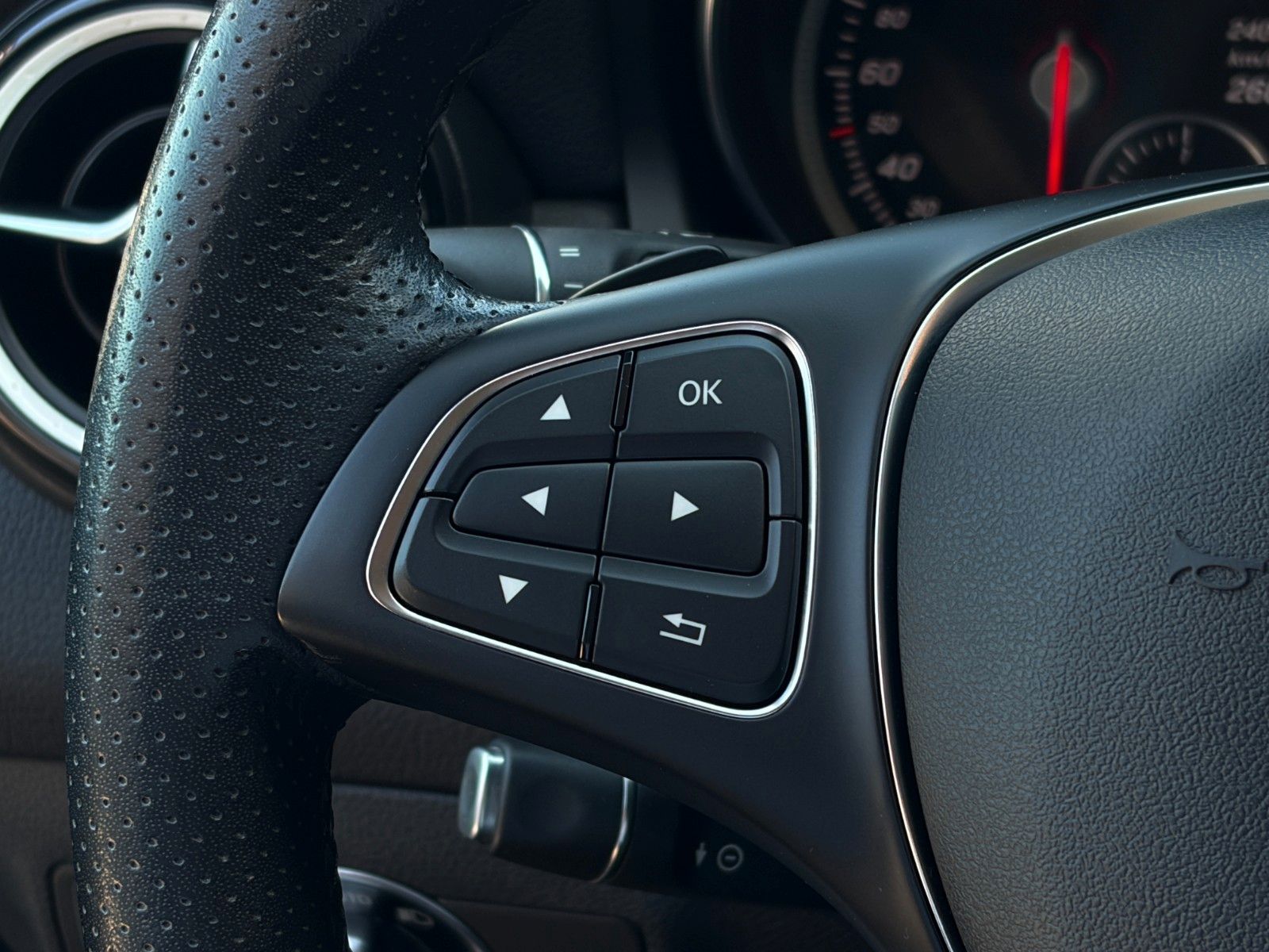 Fahrzeugabbildung Mercedes-Benz GLA 180 Urban Edition SHZ TEMP CAM NAVI BT LED