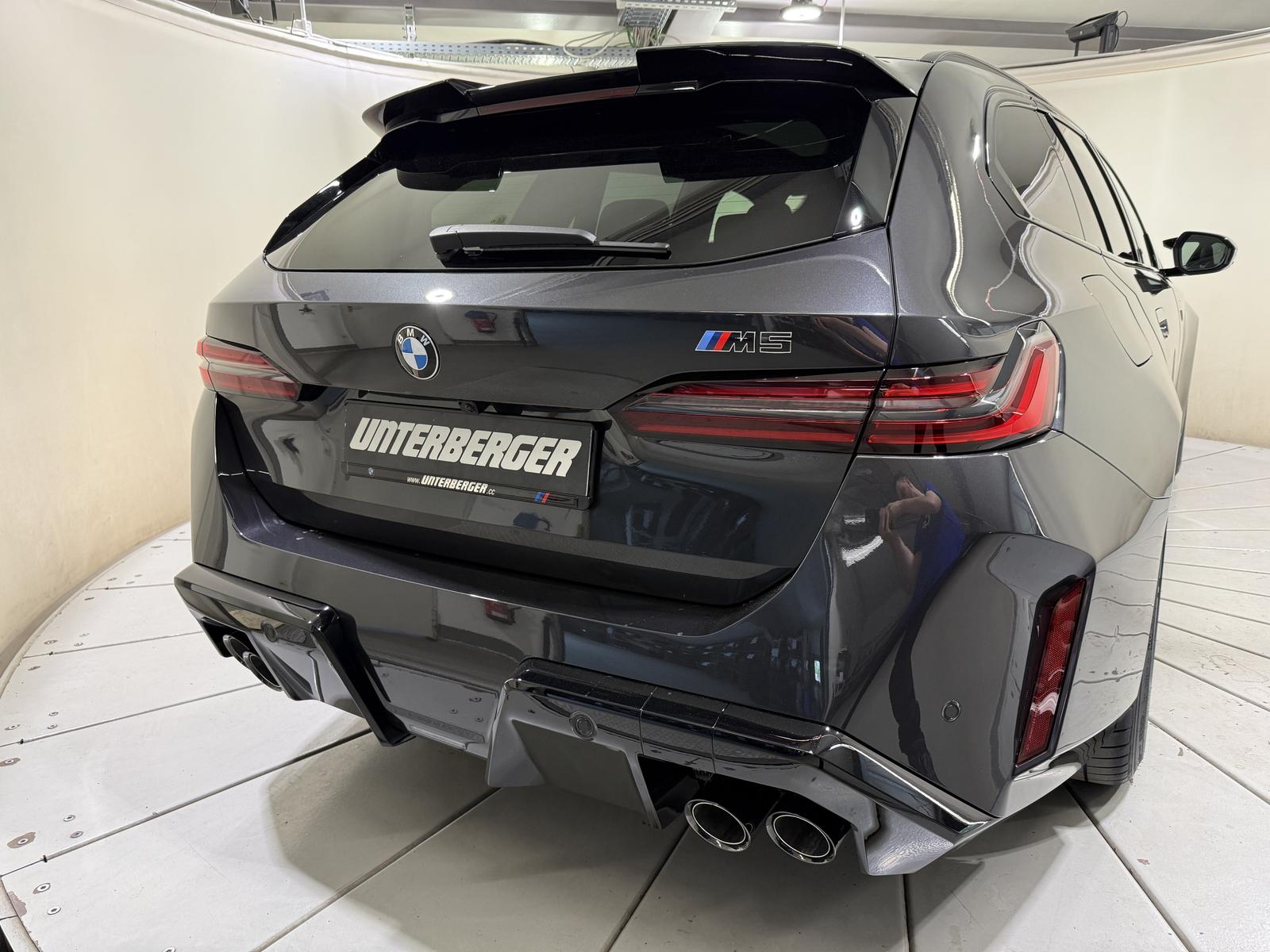 BMW M5 Touring Vmax ACC 360 AHK B&W Pano