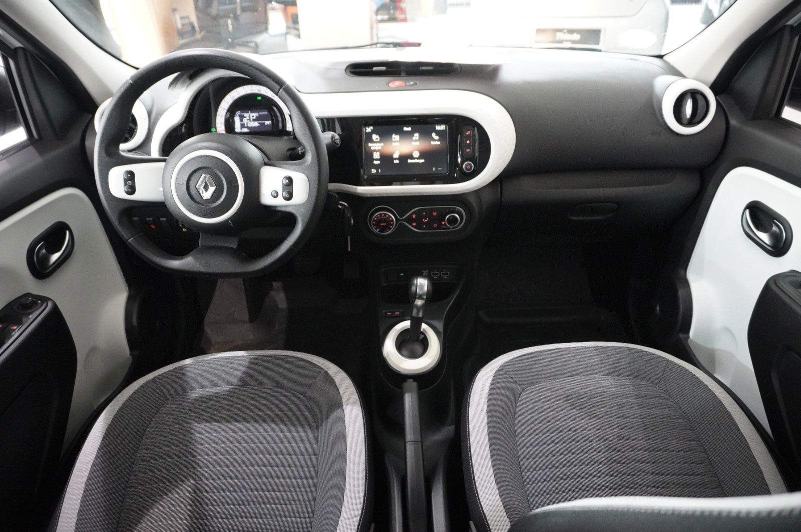 Fahrzeugabbildung Renault Twingo Equilibre Electric 22KWH NAVI/LED/DAB+