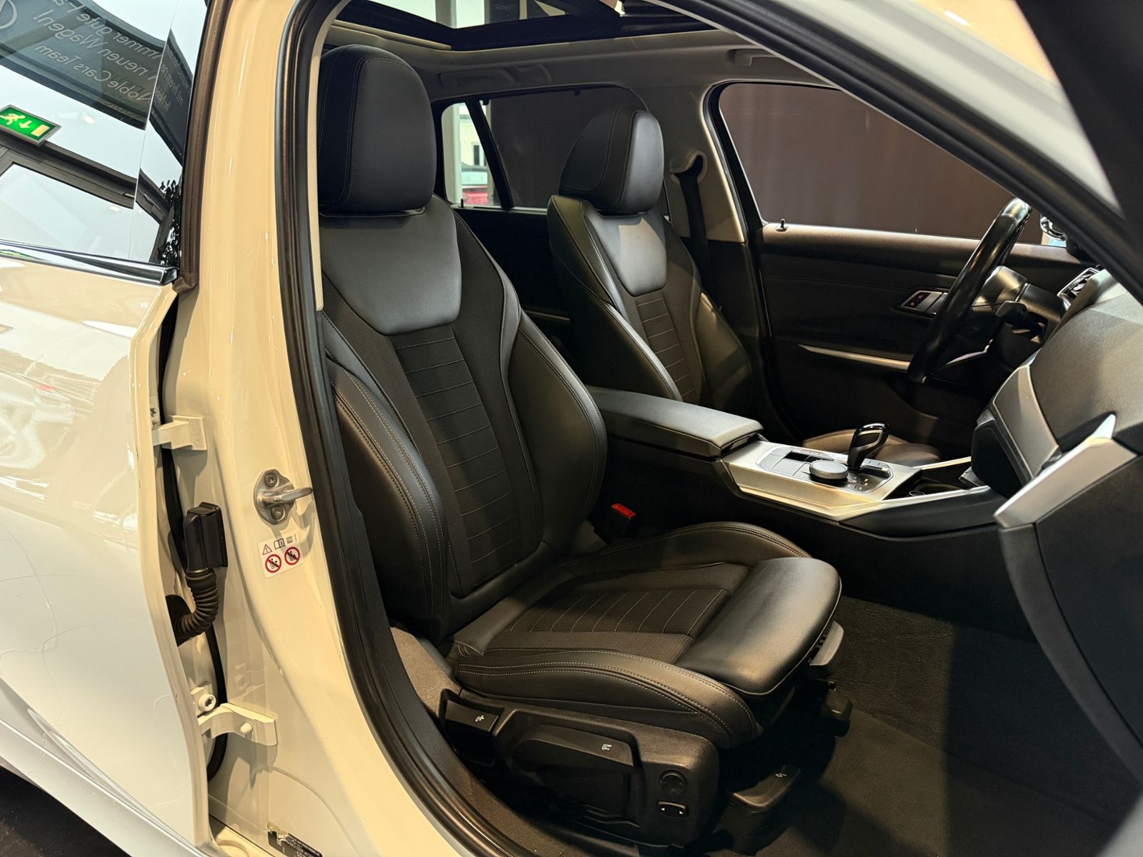 Fahrzeugabbildung BMW 320i Touring Sport Line PANO ACC LASER RFK