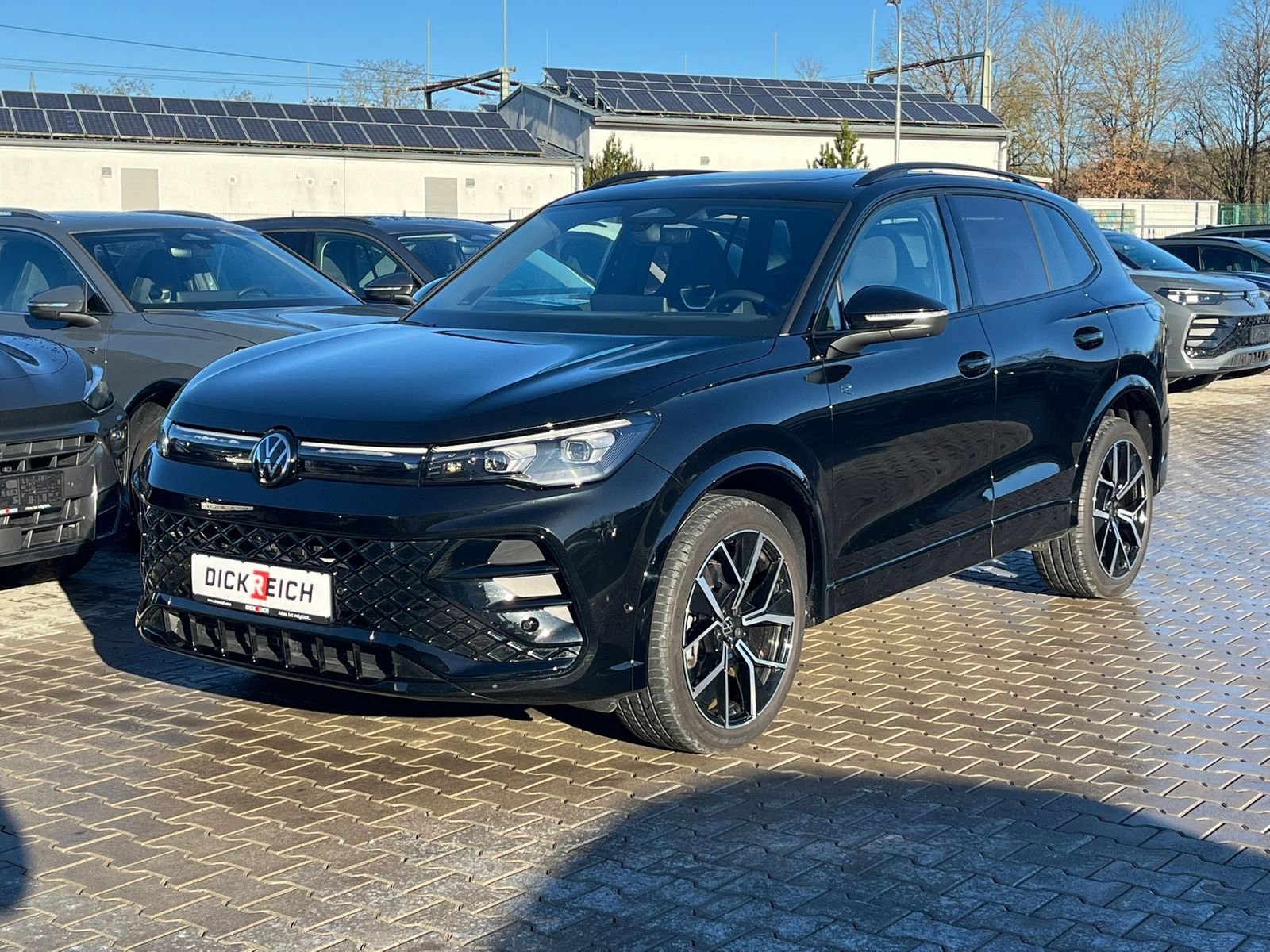 Fahrzeugabbildung Volkswagen Tiguan 2.0 TDI 4M R-Line PANO*H&K*AHK*MATRIX*20"