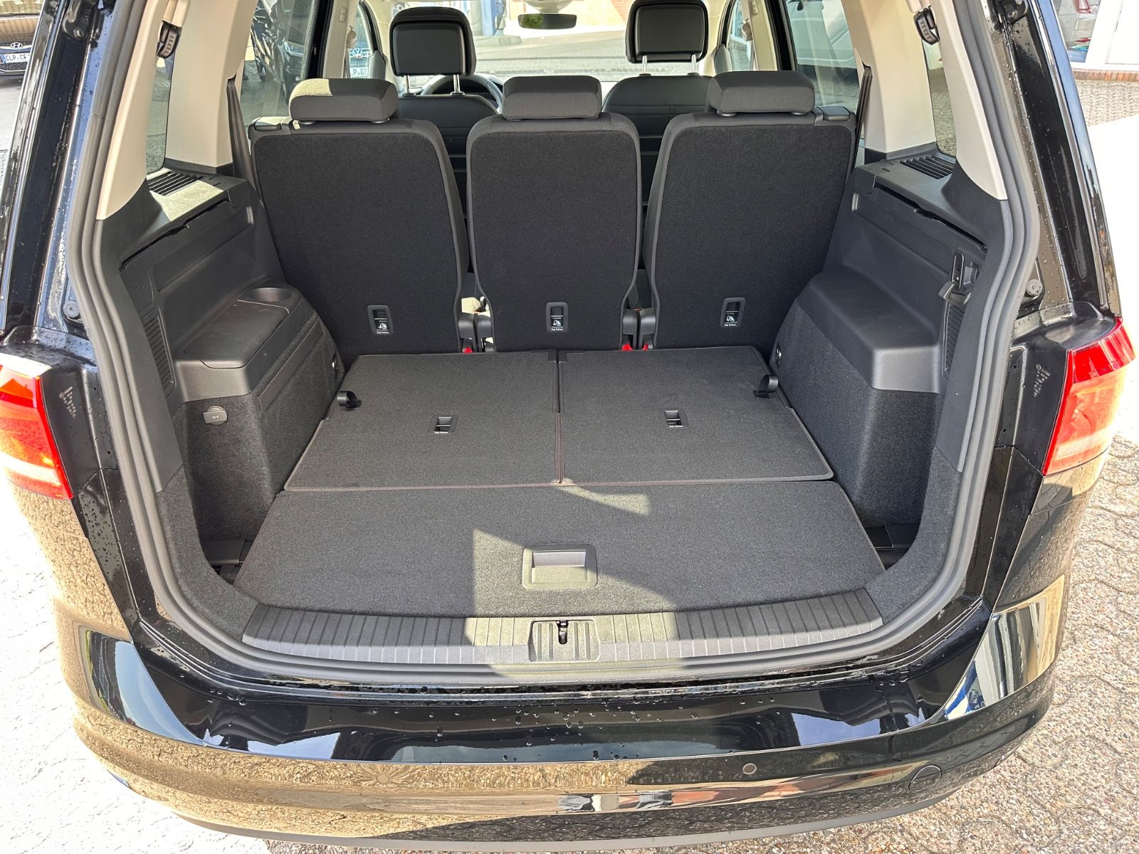 Fahrzeugabbildung Volkswagen Touran Comfortline 1.5 TSI DSG AHK/LED/Navi/SHZG