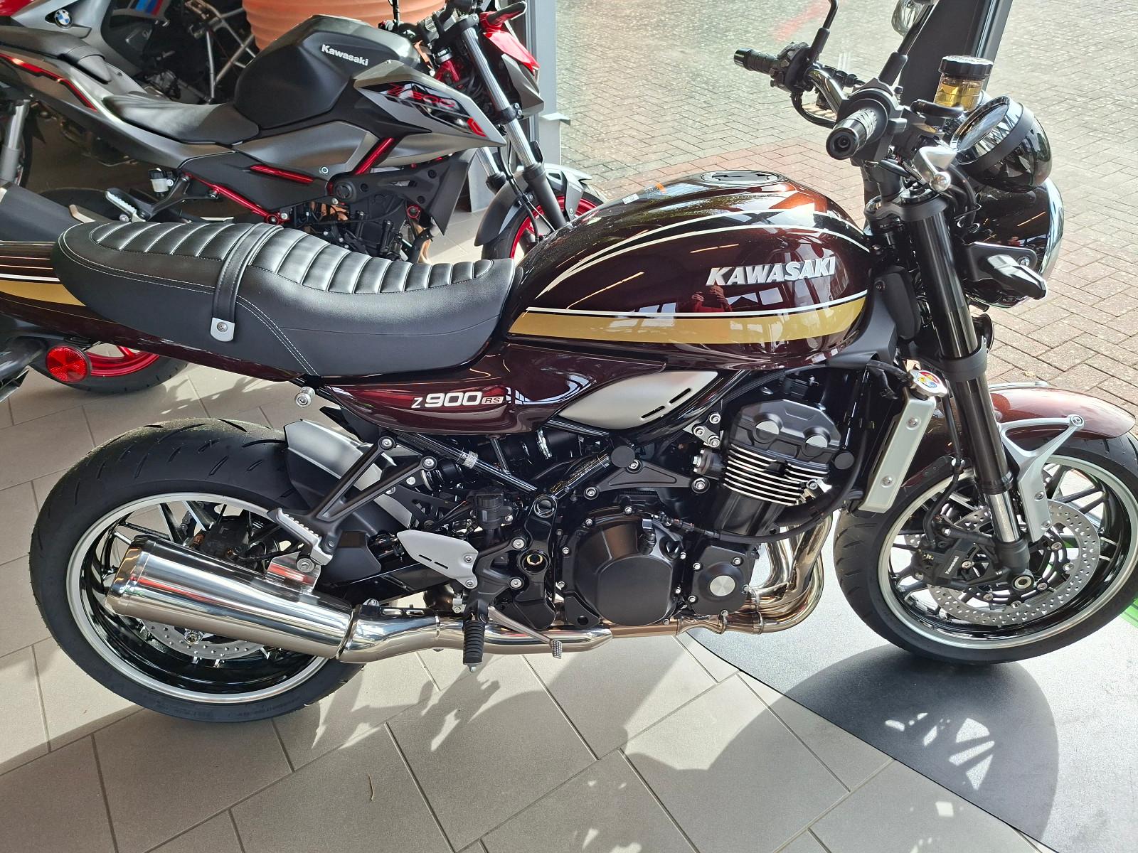 Kawasaki Z 900 RS Candy Red