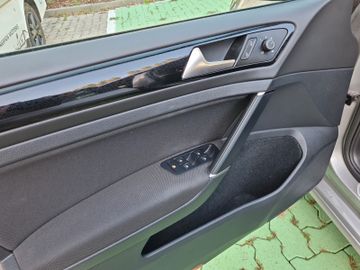 Fahrzeugabbildung Volkswagen Golf Variant 1.0 TSI Sound App-Connect ACC SHZ