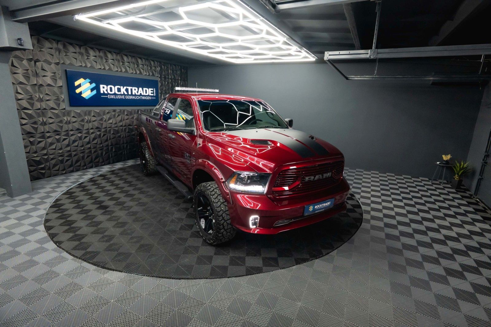 Fahrzeugabbildung Dodge RAM 5.7 V8 HEMI 4x4 OFFROAD Night-Paket LONG 19%