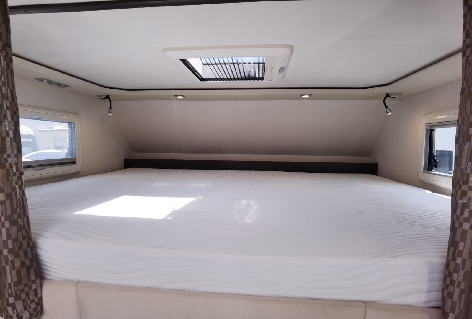 Fahrzeugabbildung Phoenix Top-Alkoven 8800 BML *SommerSale*