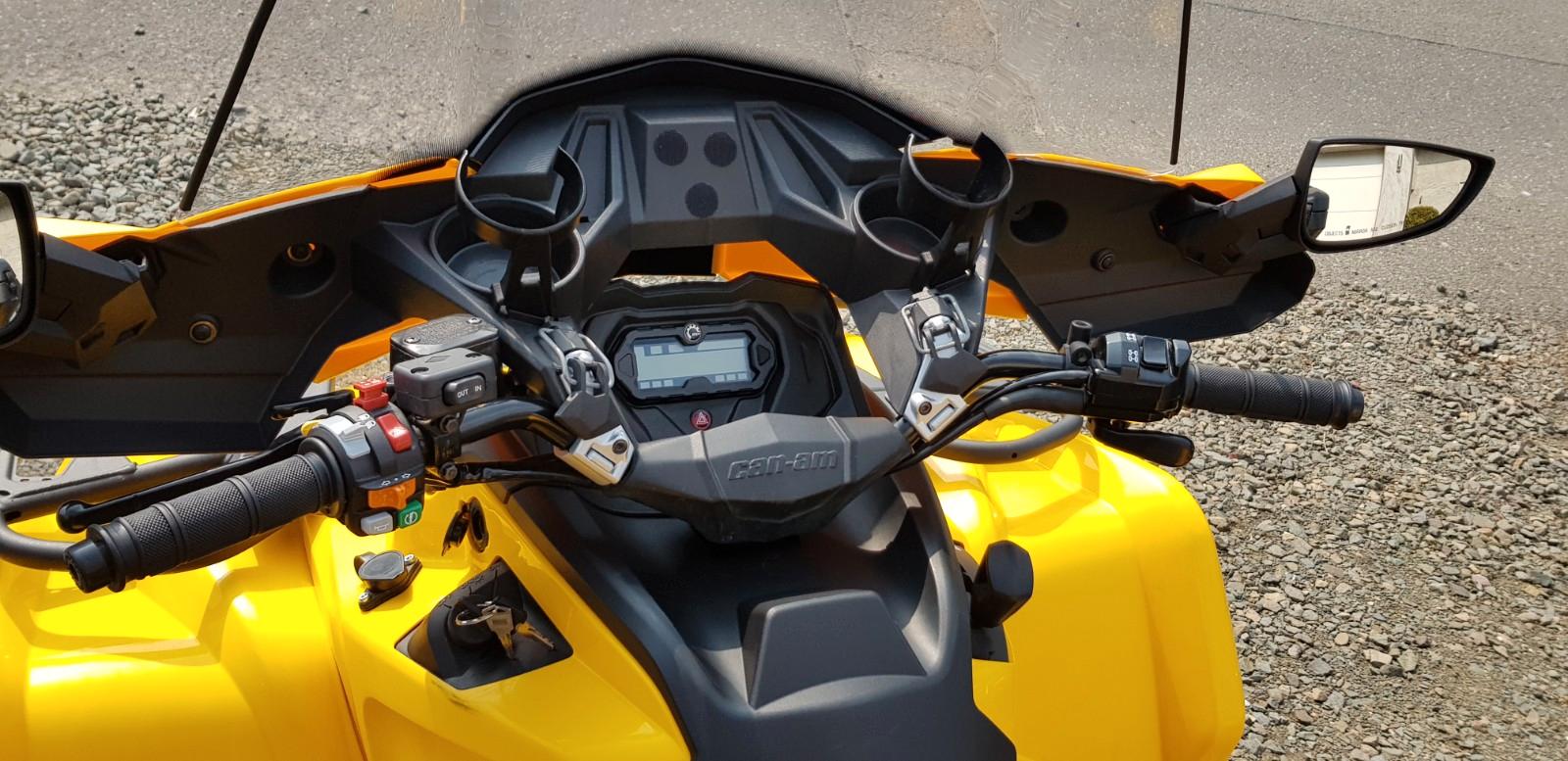 Can-Am Outlander 2015 — interior
