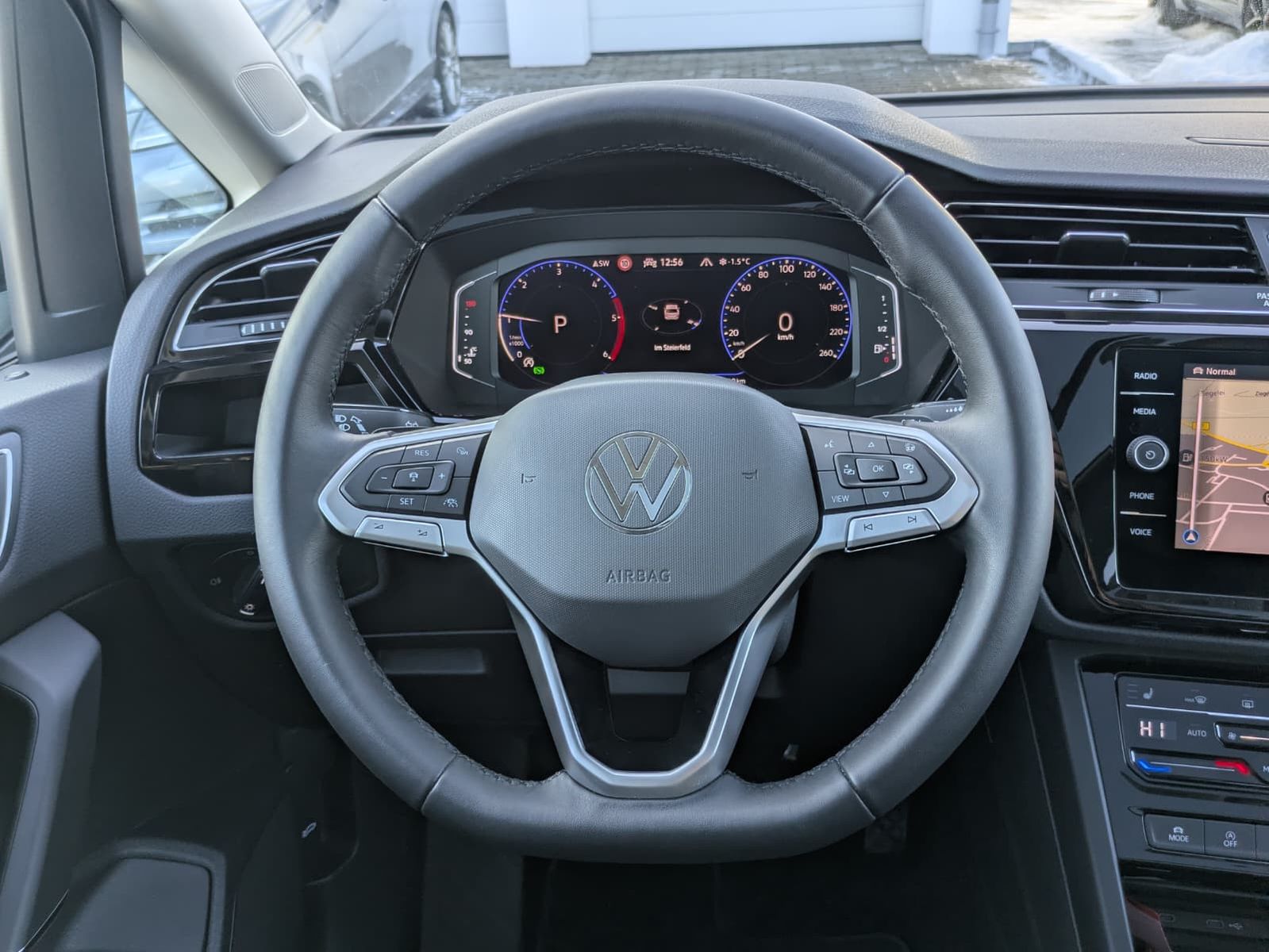 Fahrzeugabbildung Volkswagen Touran 2.0 DSG R-Line High BLACK Pano 7Si IQ AHK