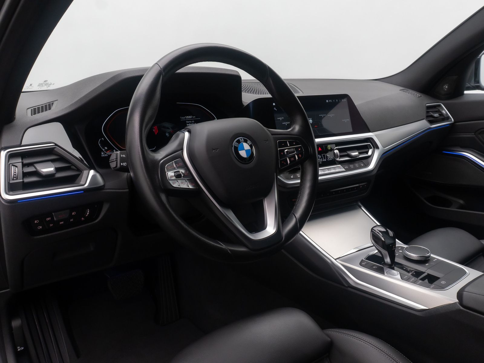 Fahrzeugabbildung BMW 320d Sport Line Alarm DAB AHK H/K Individual LED