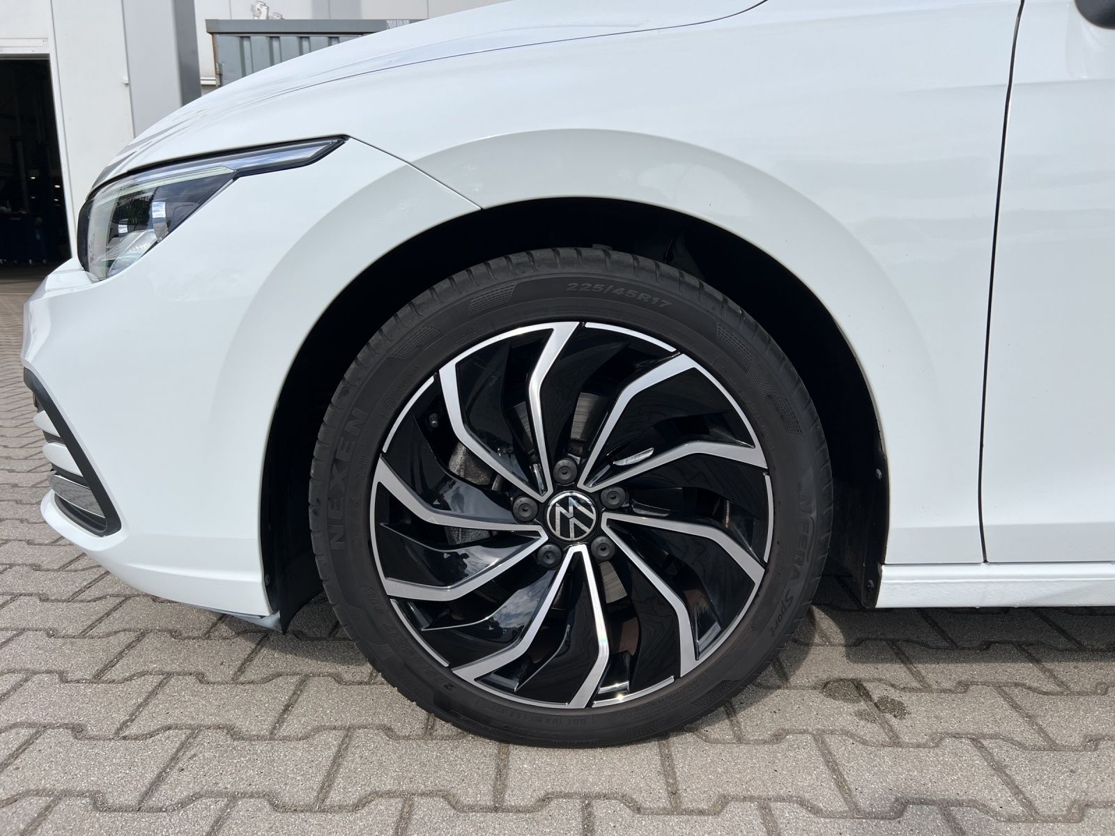 Fahrzeugabbildung Volkswagen Golf VIII TSI Active LED AHK Navi AID ACC RFK SH