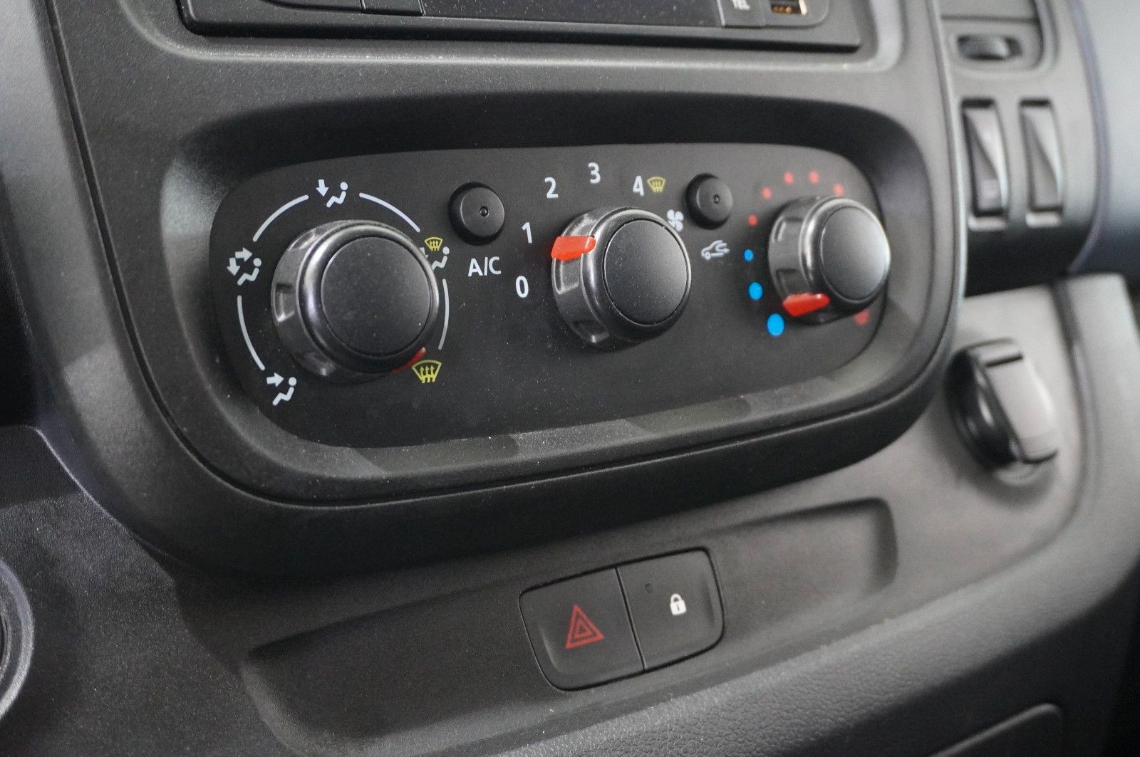 Fahrzeugabbildung Opel Vivaro B 1.6D KOMBI 8-SITZE L1H1 KLIMA/PDC/TEMP.