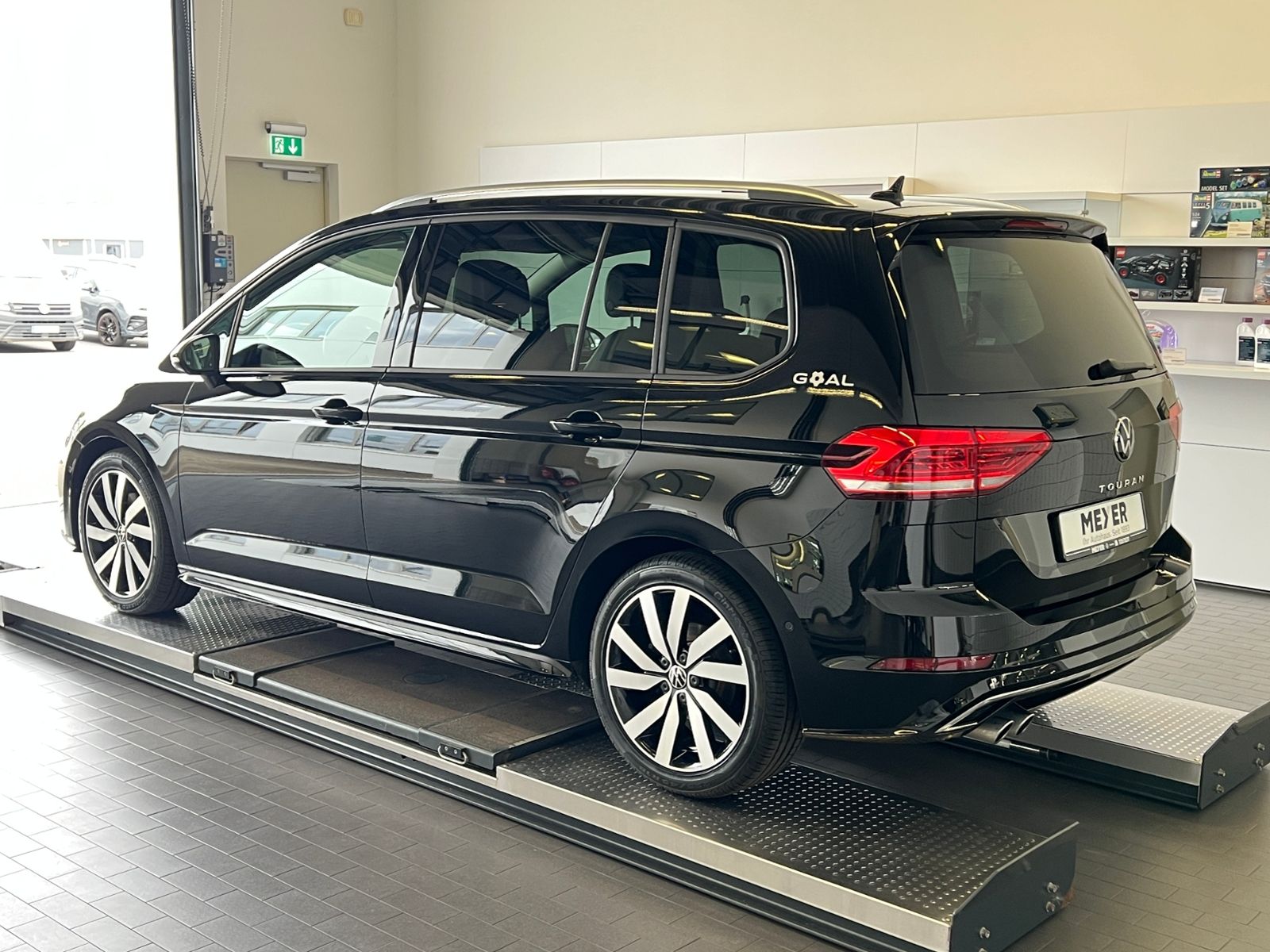 Fahrzeugabbildung Volkswagen Touran Comfortline 2.0 TDI DSG *R-Line Ext., AHK
