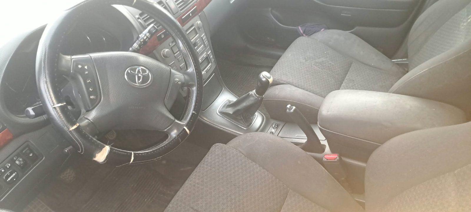 Toyota Avensis 2004 — engine
