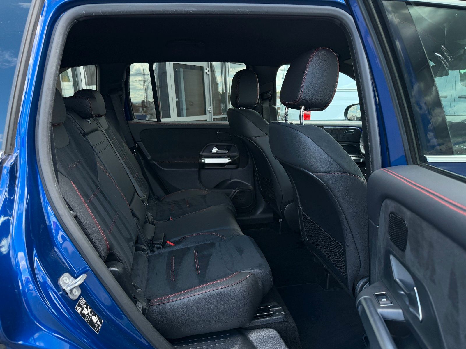 Fahrzeugabbildung Mercedes-Benz GLB 200 AMG MBUX+AMBIENTE+R-Kamera+Carbon+ALARM