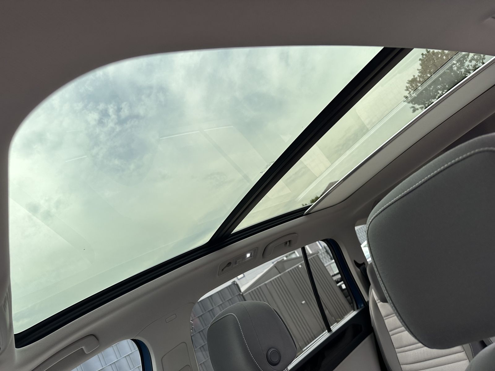 Fahrzeugabbildung Volkswagen Touran 1.5 TSI Highline NAV+LED+PANO+KAM+17ZO+PP