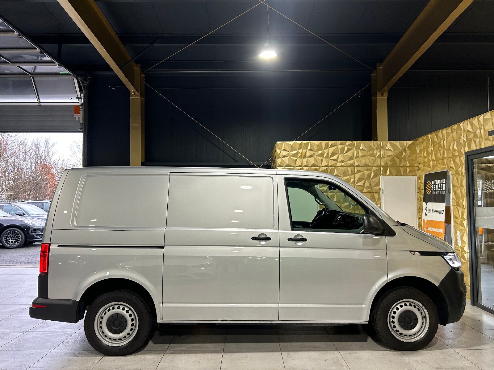 Fahrzeugabbildung Volkswagen T6.1 Transporter  Kasten FWD/APPLE/3-SITZ/ACC/