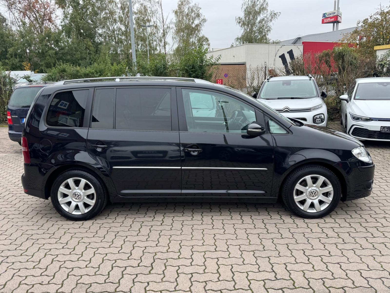 Volkswagen Touran 2009 — rear view