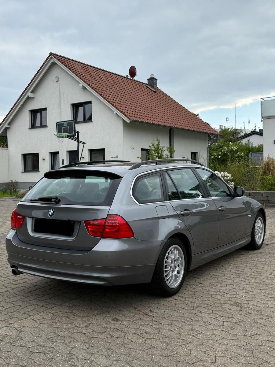 BMW 318 2009 — photo 11