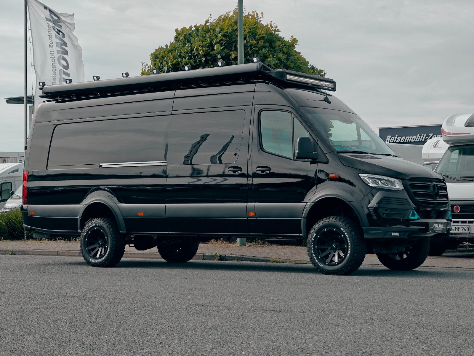Fahrzeugabbildung Mercedes-Benz X-CROSSVAN 4x4² XXL - #1OFF