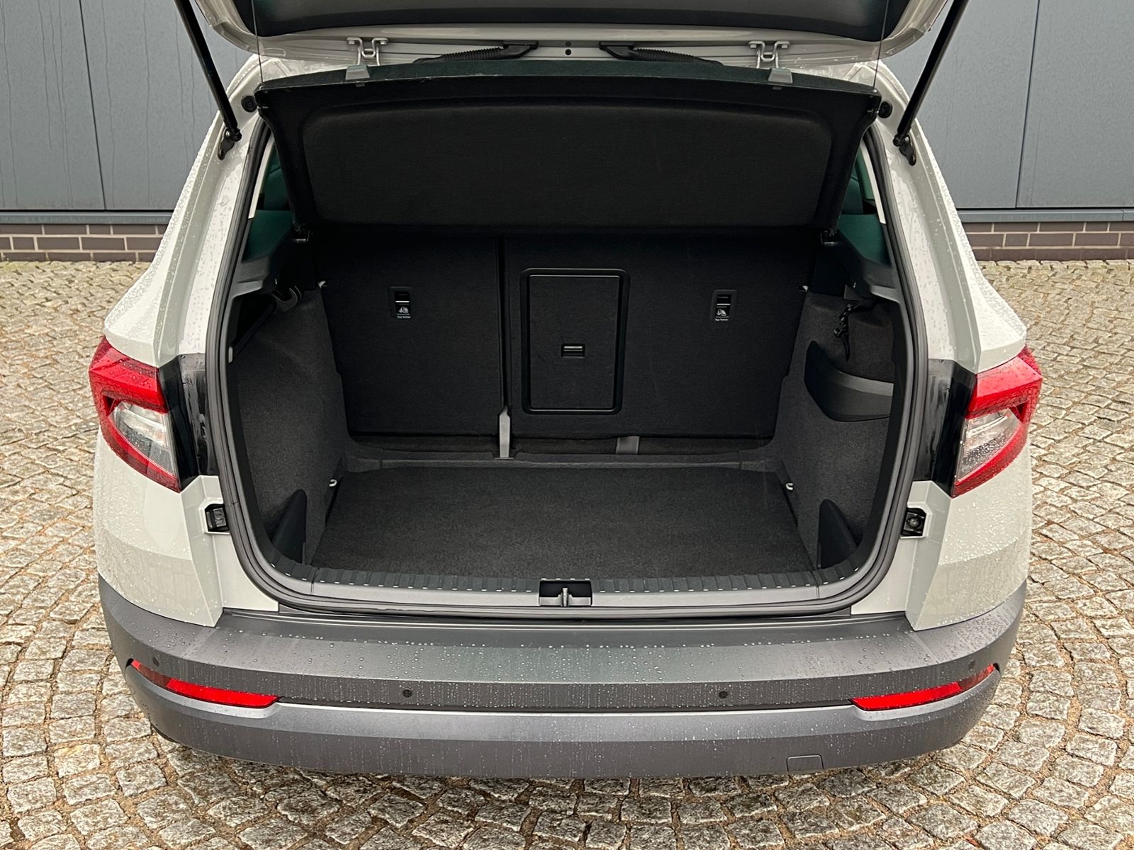 Fahrzeugabbildung SKODA Karoq Ambition 1.5 TSI *AHK, Climatronic, Sitzhz