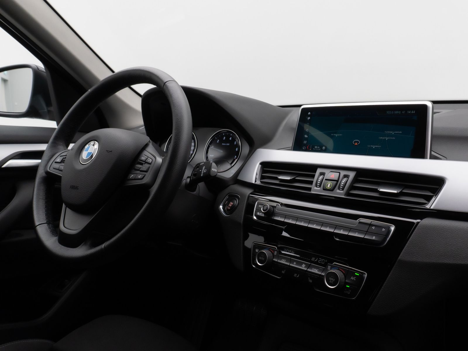 Fahrzeugabbildung BMW X1 sD18i Parkassistent DAB Sportsitz LED 18Zoll