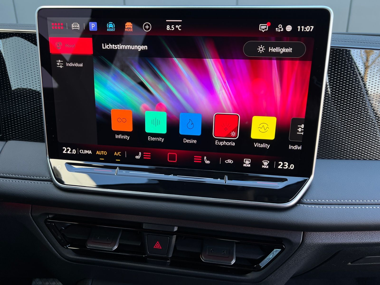 Fahrzeugabbildung Volkswagen Tiguan LIFE 1.5 eTSI DSG *AHK, LED Plus, Kamera,