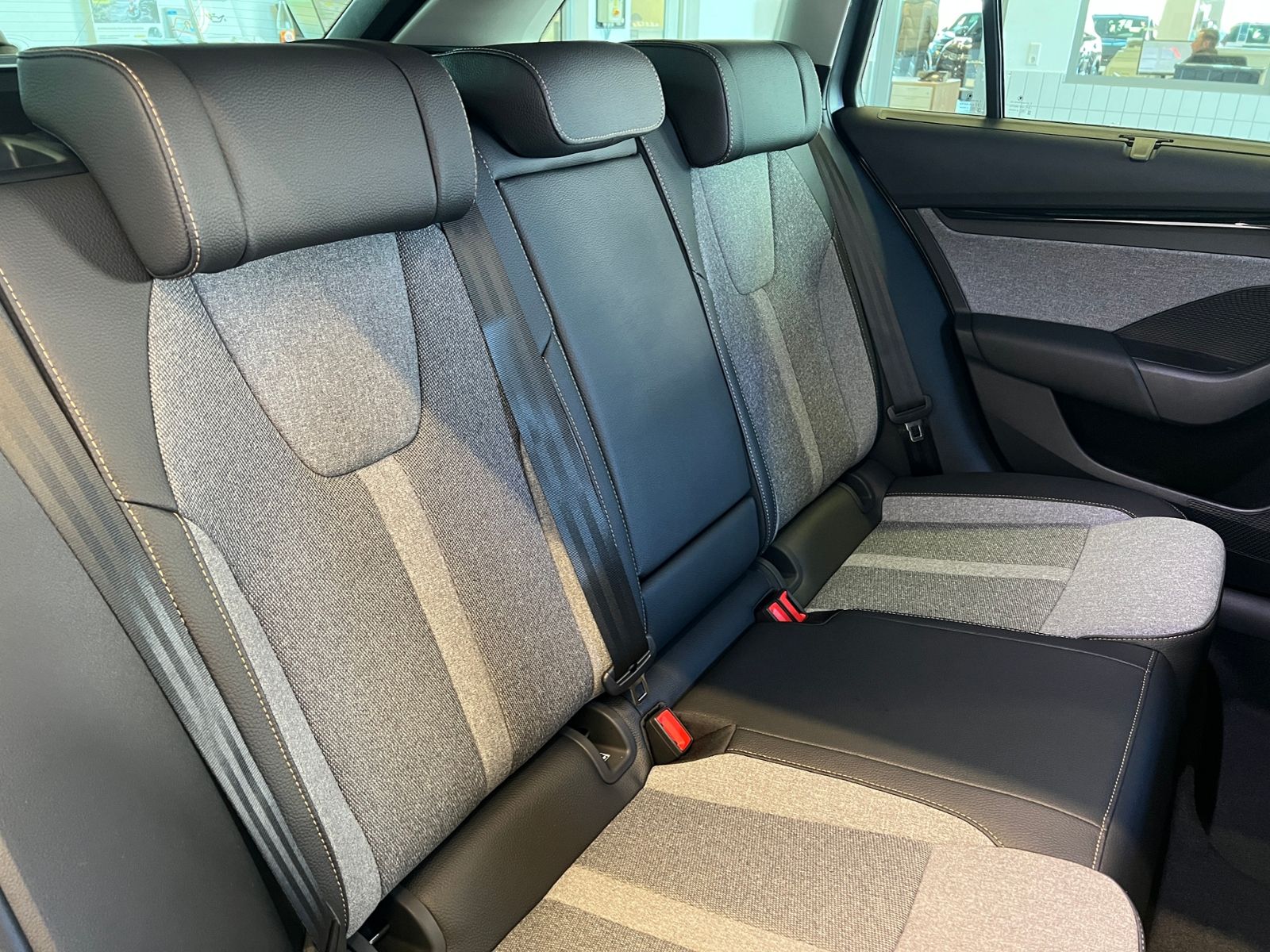 Fahrzeugabbildung SKODA Octavia Combi TOUR 2.0 TDI DSG *AHK, Travel Assi