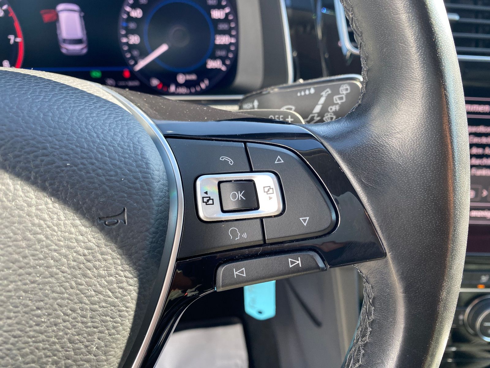 Fahrzeugabbildung Volkswagen Golf VII Variant Highline TSI DSG ACC LED Kamera