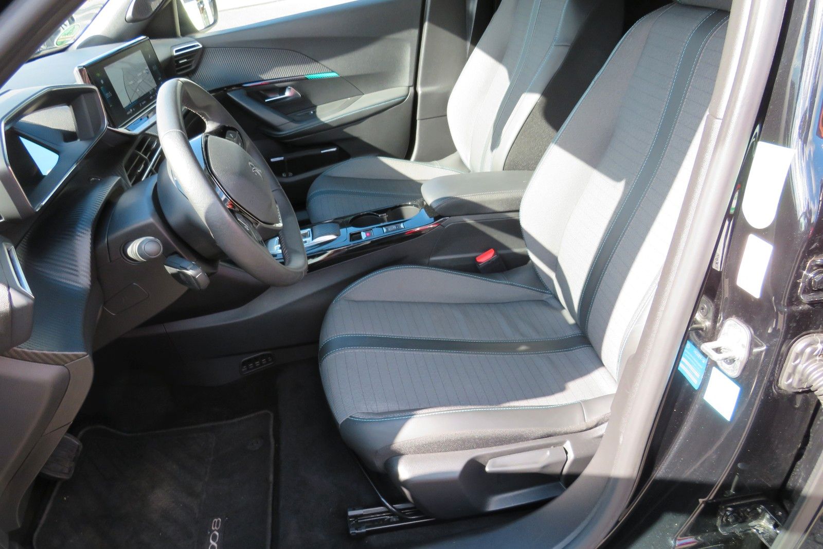 Fahrzeugabbildung Peugeot 2008 e- Allure Pack NAVI KAMERA ACC PDC SITZH 1H