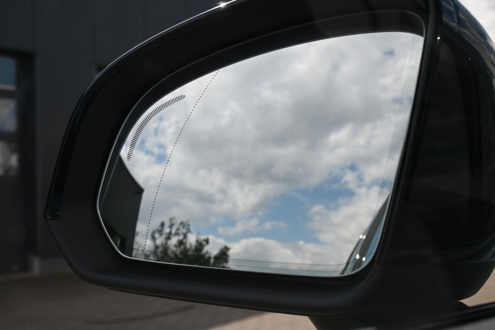 Fahrzeugabbildung Volvo XC40 B4 DKG Plus Dark*FSHZG*H&K*BLIS*ACC