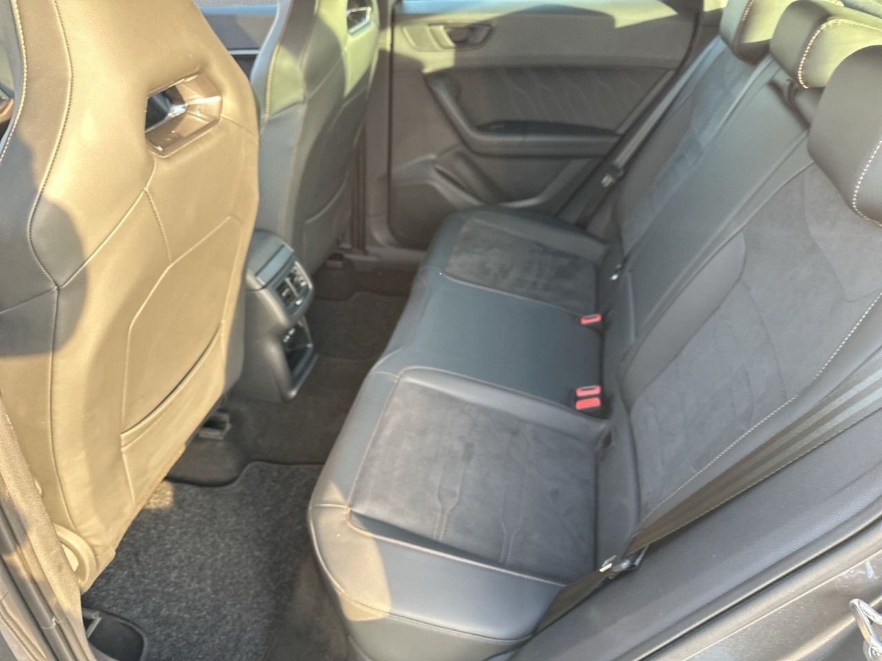 Fahrzeugabbildung CUPRA Ateca 2.0 TSI 300 PS DSG 4Drive - mit KI generiert/bearbeitet