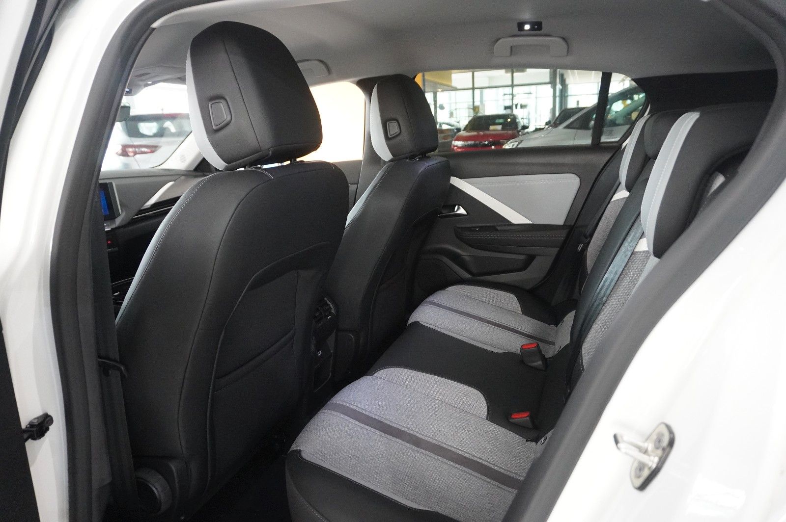 Fahrzeugabbildung Opel Astra L Lim. 1.6 HYBRID ELEGANCE NAVI/LED/KAMERA