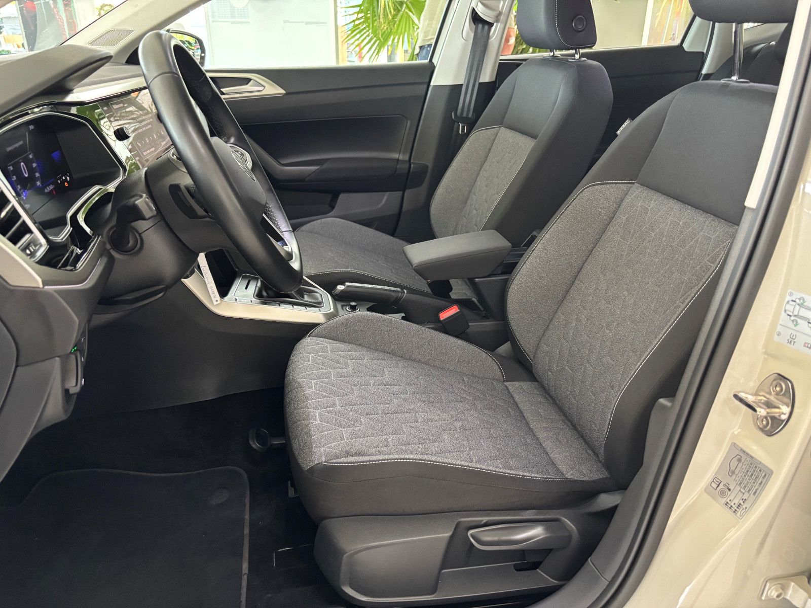 Fahrzeugabbildung Volkswagen Polo 1.0 TSI Move DSG +LED +ALLWETTER
