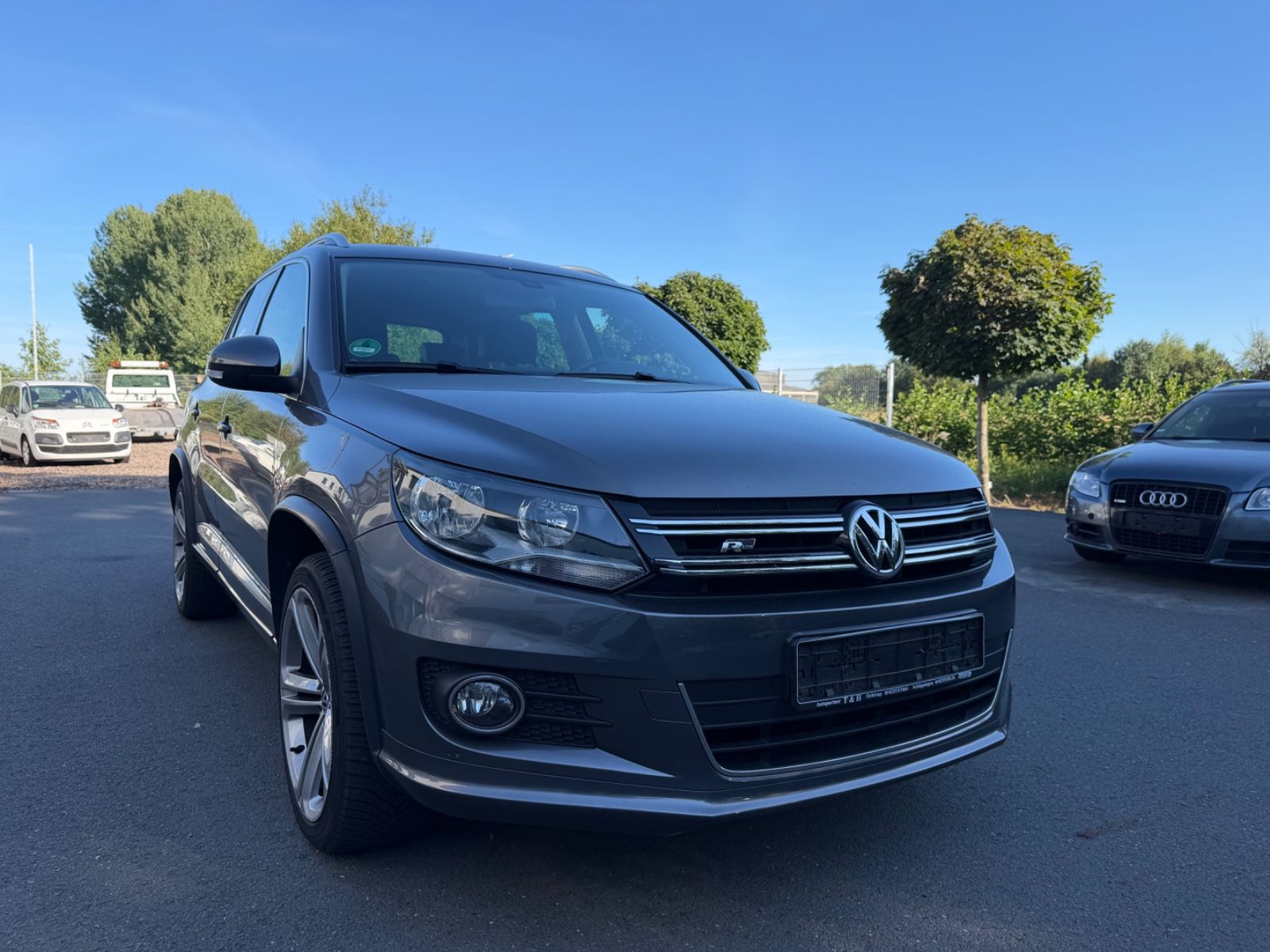 Volkswagen Tiguan - 1