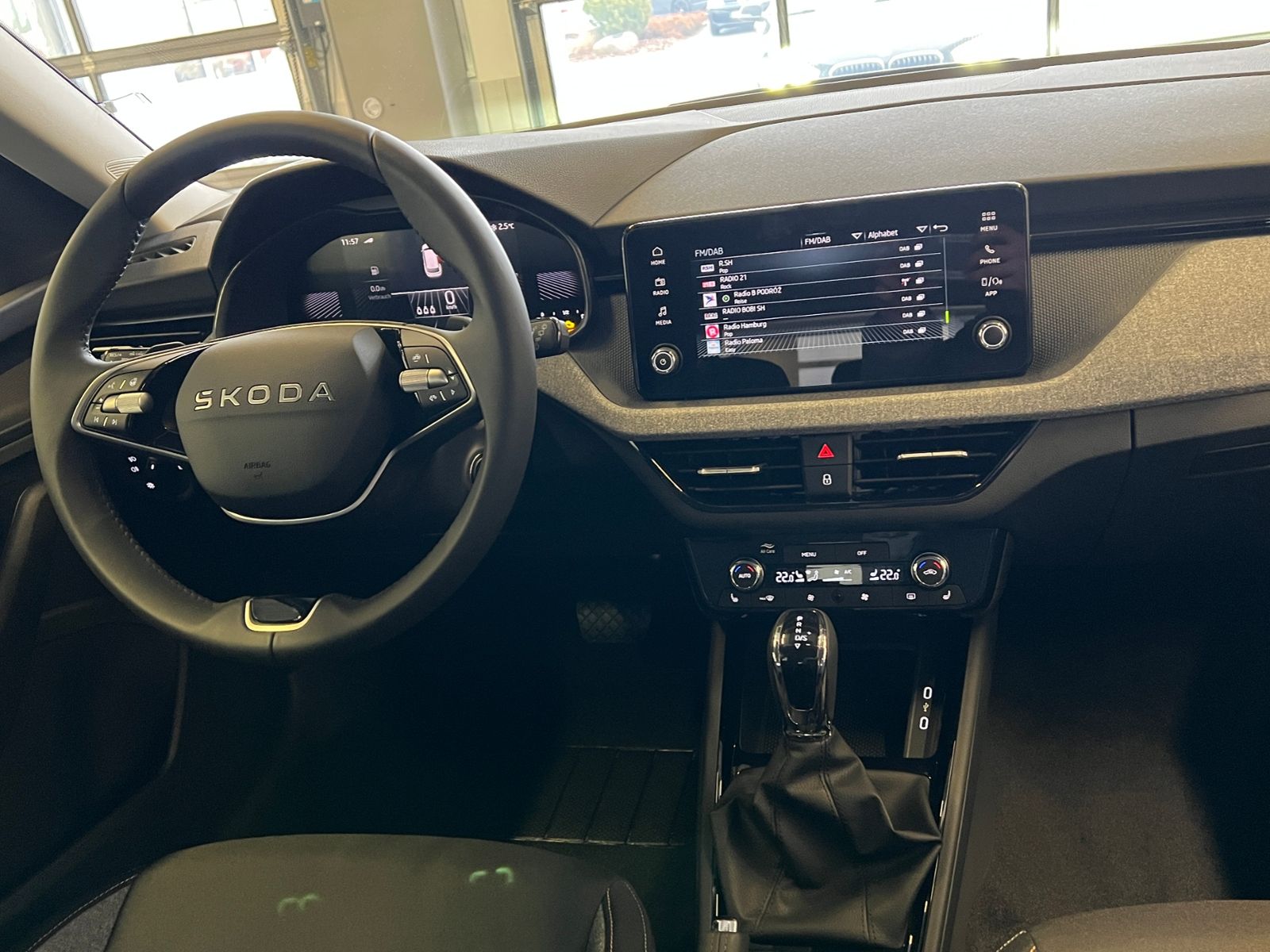 Fahrzeugabbildung SKODA Kamiq Selection 1.0 TSI DSG *AHK, LED, Komfortpa