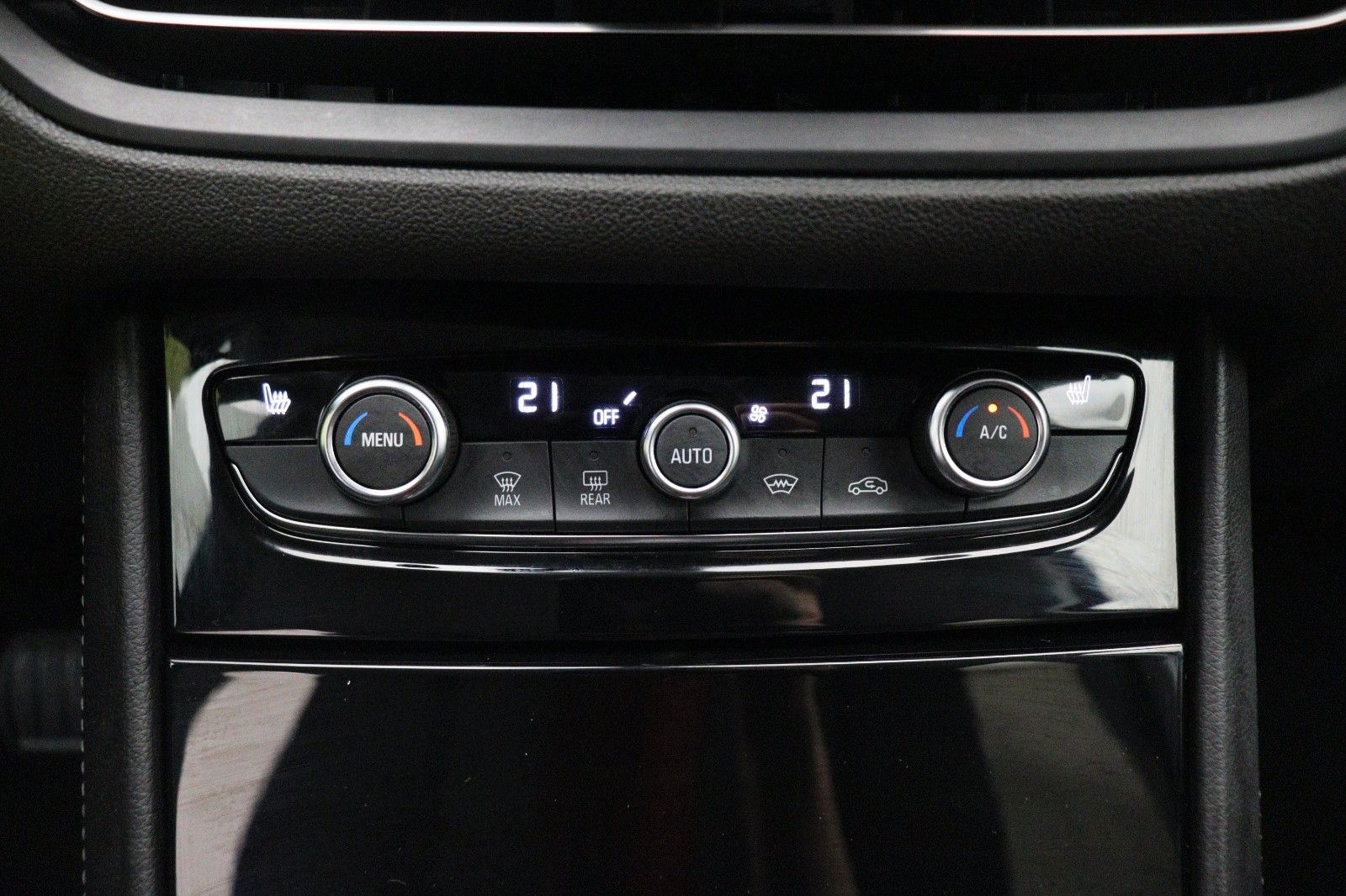 Fahrzeugabbildung Opel Grandland 1.2 GS-Line NAVI LED KAMERA