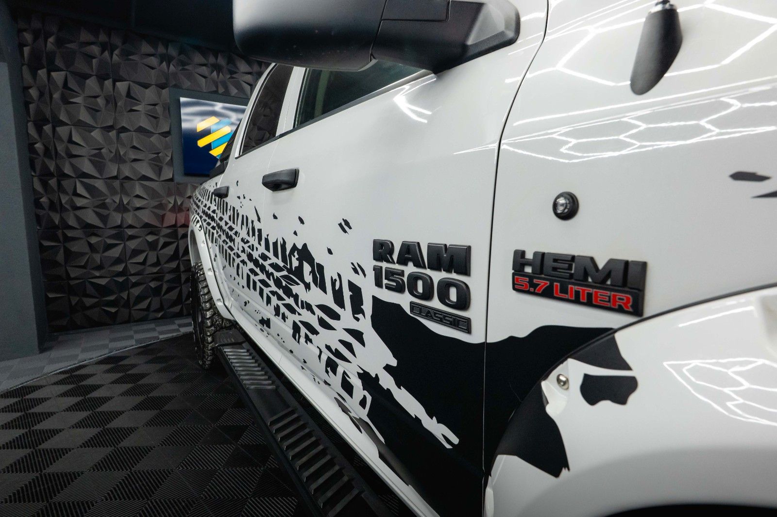 Fahrzeugabbildung Dodge RAM 5.7 V8 HEMI 4x4 OFFROAD Night-Paket *LED*AHK