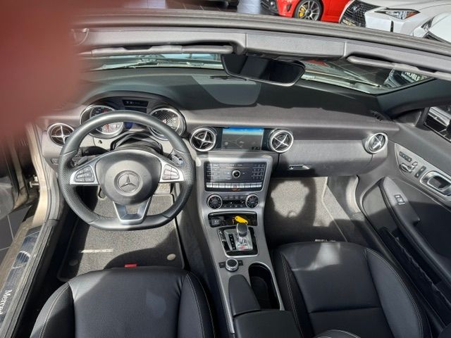 Fahrzeugabbildung Mercedes-Benz SLC 300 AMG Line AIRSCARF MEMORY LED