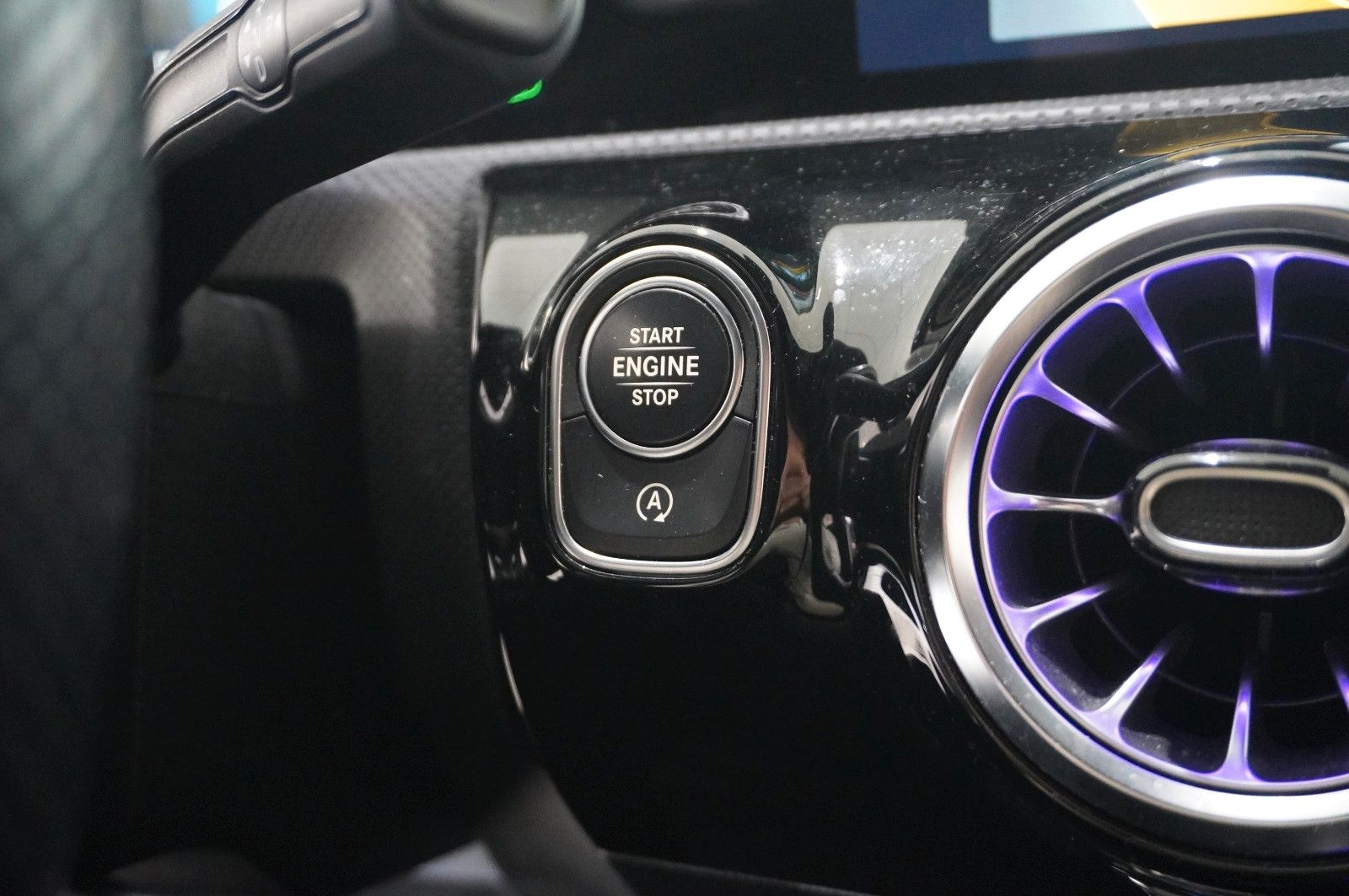 Fahrzeugabbildung Mercedes-Benz A 180 AMG LINE 7G-DCT NAVI/LED/VIRT./KAMERA/DAB+