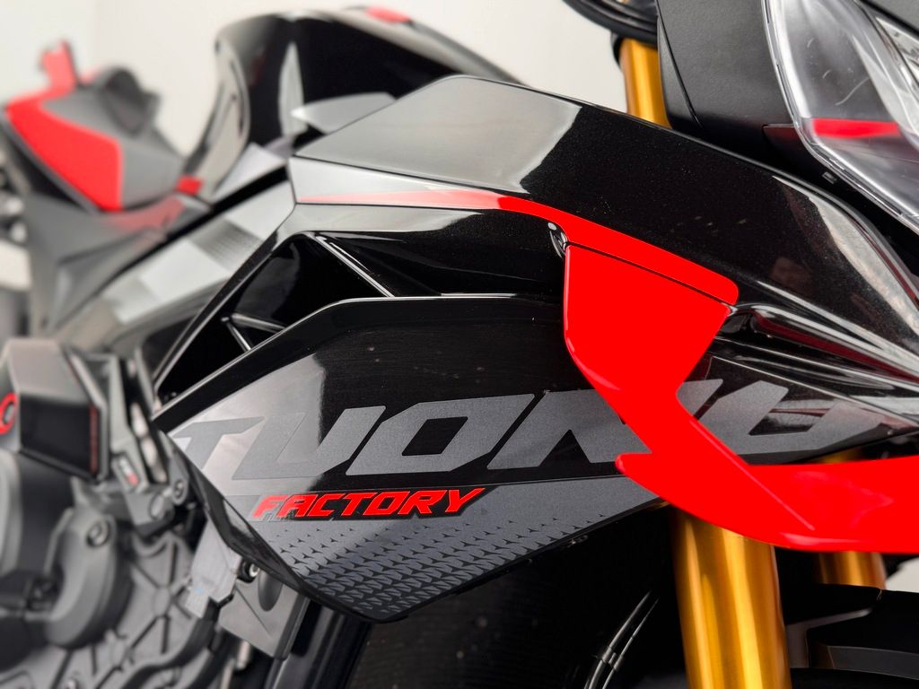 Fahrzeugabbildung Aprilia TUONO V4 FACTORY *1. HAND *NEUWERTIG