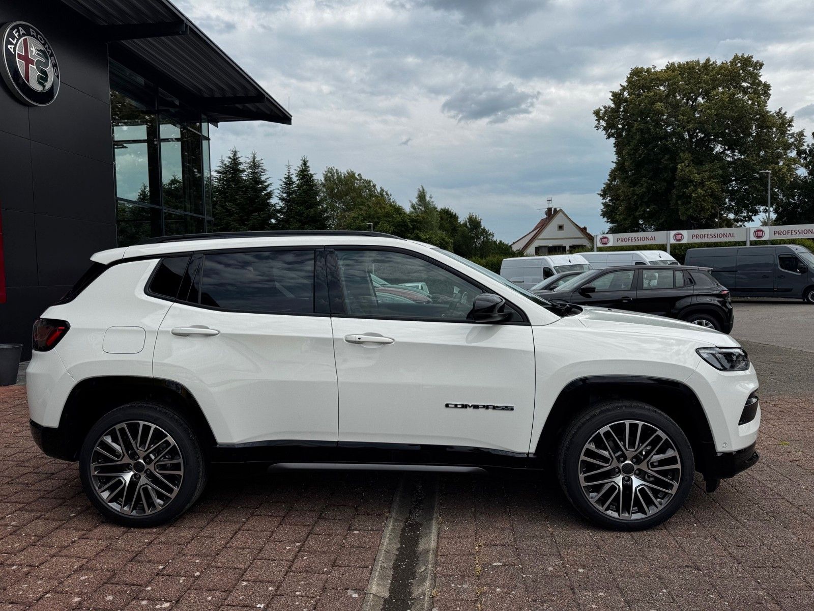 Fahrzeugabbildung Jeep Compass 1.5l GSE T4 48V Summit NAVI ACC KAMERA