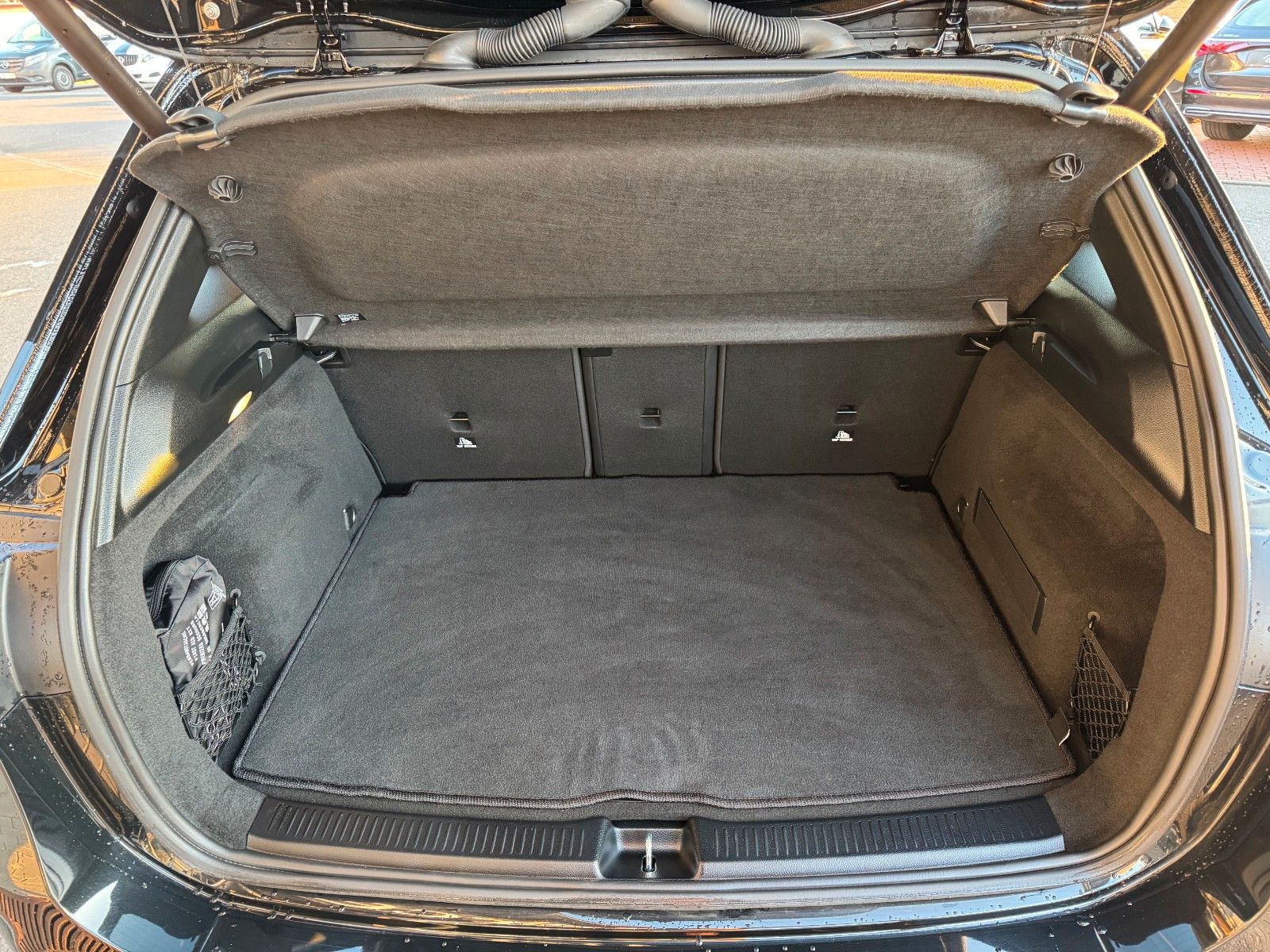 Fahrzeugabbildung Mercedes-Benz B 200 AMG+AHK+Ambiente+RFK+MBUX+Night