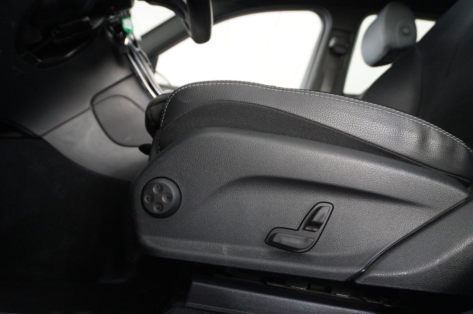 Fahrzeugabbildung Mercedes-Benz GLC 220D EXCLUSIVE 4MATIC NAVI/LED/KAMERA/SH/AHK