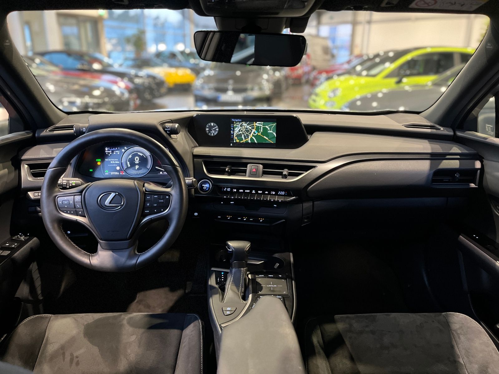 Fahrzeugabbildung Lexus UX 250h Launch Edition LED NAV SHZ PDC RFK 17"