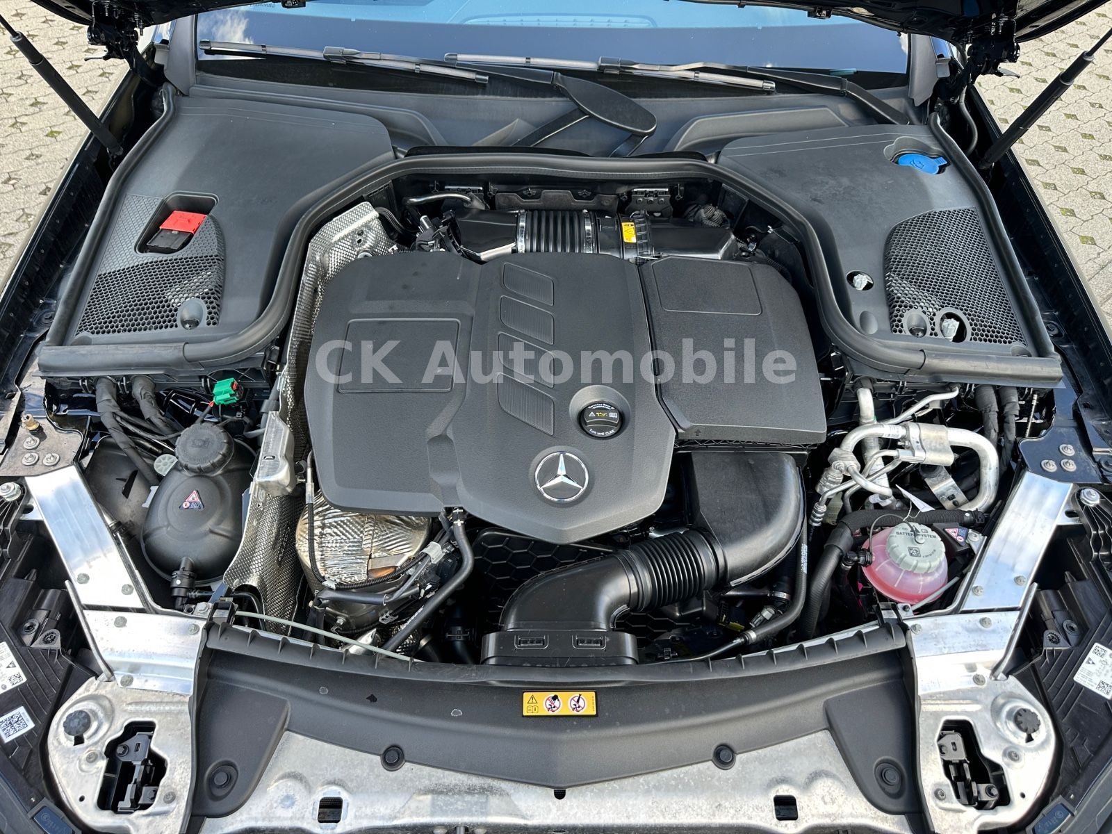 Fahrzeugabbildung Mercedes-Benz E 300de T-Modell Avantgarde/Widescreen/LED/AHK