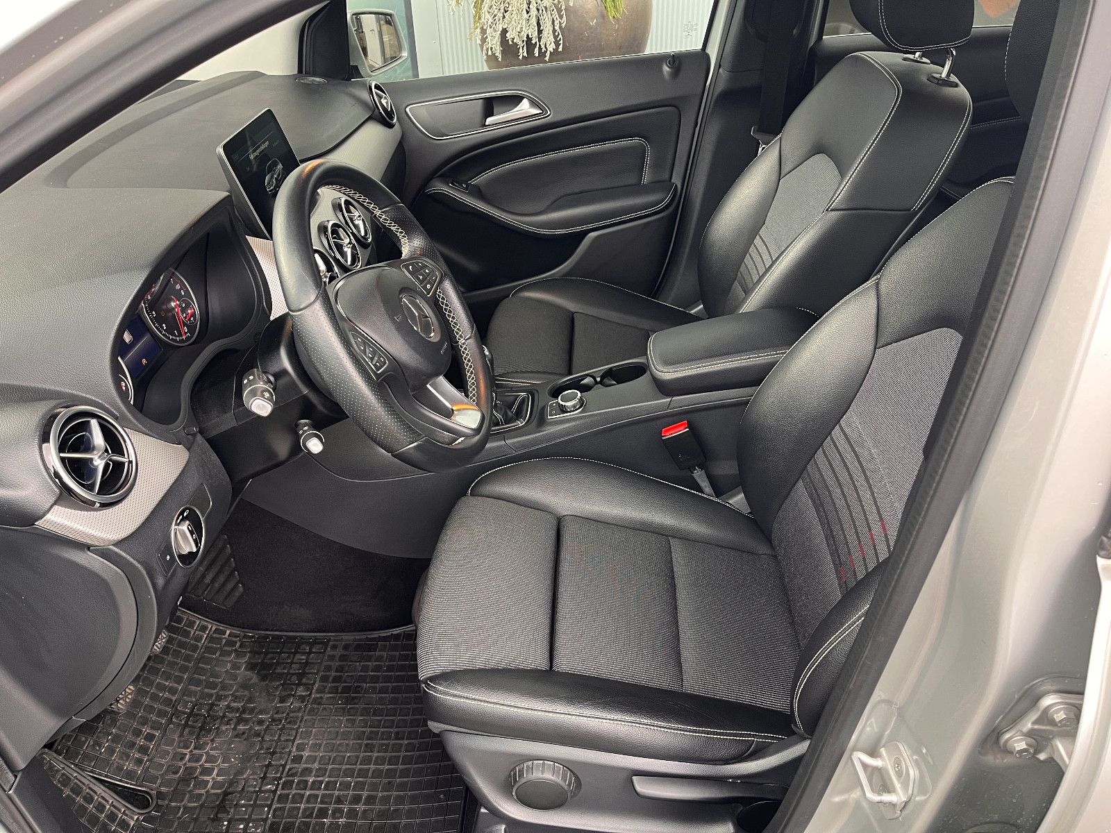 Fahrzeugabbildung Mercedes-Benz B 200 Urban