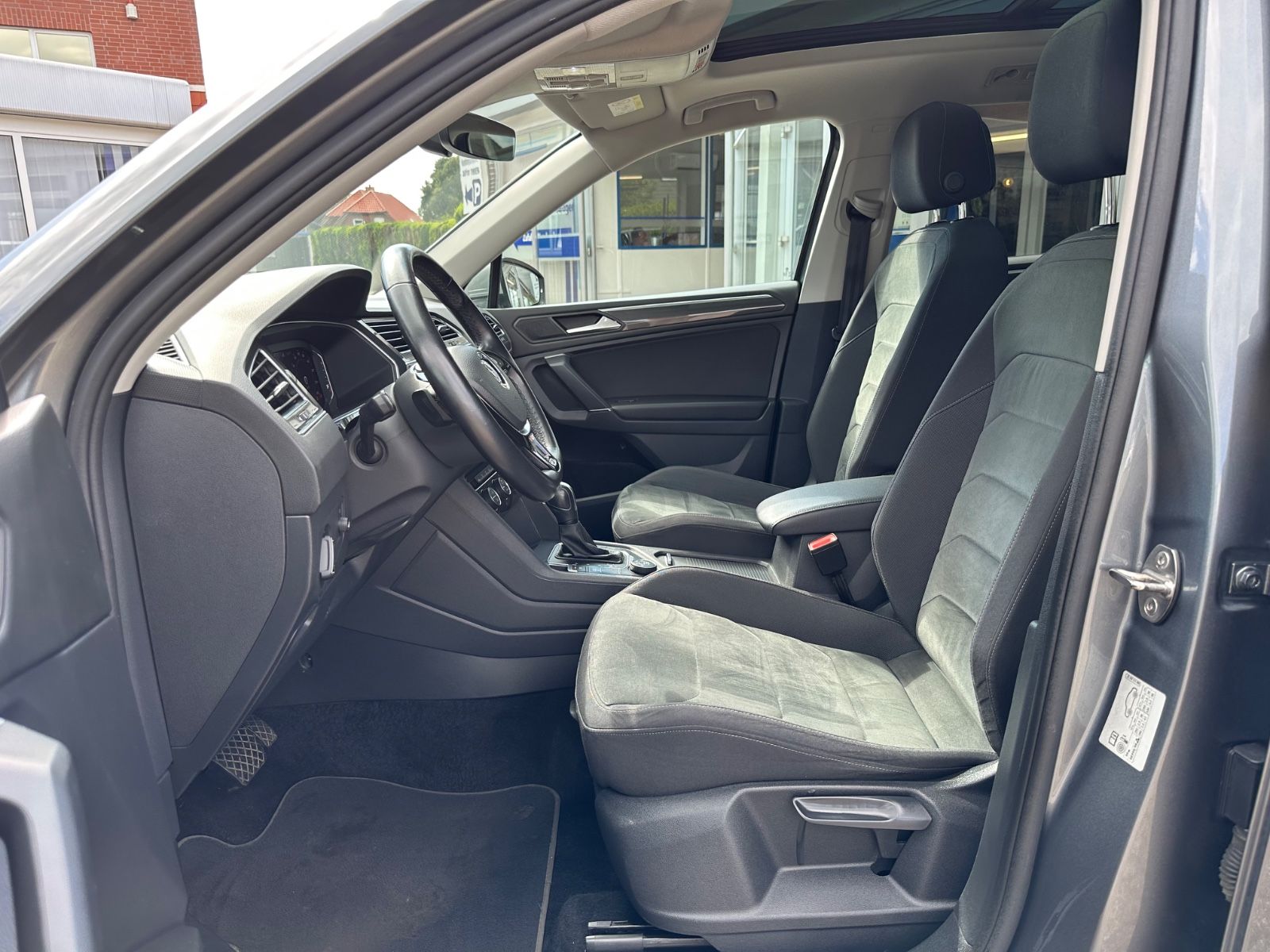 Fahrzeugabbildung Volkswagen Tiguan Allspace 2.0 TDI 4M R-Line AHK/Pano/LED