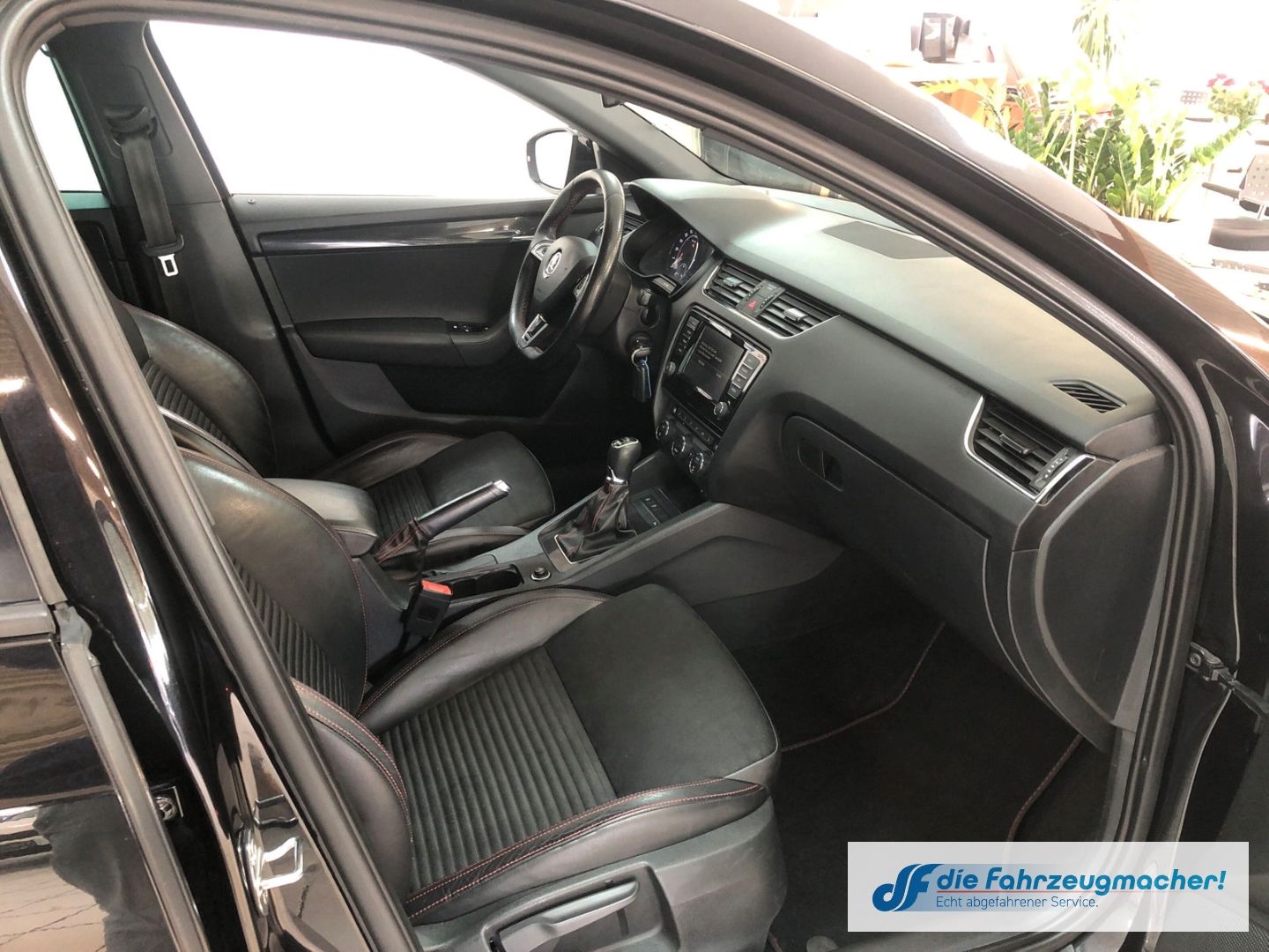 Fahrzeugabbildung SKODA Octavia Combi RS 2.0 TDI DPF Sportpaket Navi Bi-
